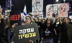 İsrail halkı Tel Aviv'de Netanyahu hükümetini protesto etmek için toplandı