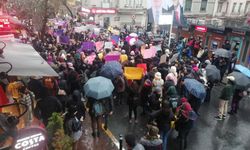 İstanbul'da kadınlar '8 Mart Feminist Gece Yürüyüşü' için tüm engellemelere rağmen toplanmaya başladı