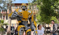 Antalya'da oy kullanmaya robot 'Bumblebee' kostümüyle geldi: "Kudüs ve Filistin için oy kullanıyorum"