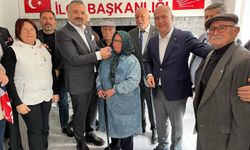 CHP Karaburun'a 'İYİ Parti' morali! Rozetlerini Murat Bakan ve Şenol Aslanoğlu taktı