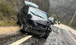 Karabük-Yenice yolunda otomobil direğe çarptı: 2 kişi yaralandı!