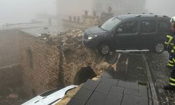 Mardin'in yolun çökmesi sonucu araçlar terk edilmiş evin içine düştü
