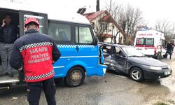 Akyazı'nda otomobil ve minibüs çarpıştı: 3 Yaralı!