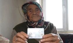 Türkiye'nin en yaşlı seçmeni 117 yaşındaki Arzu Nine oyunu verdi
