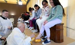 Papa Francis cezaevinde 12 kadının ayağını yıkadı: Görenler şaşkına döndü