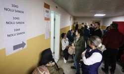 Seçmenler uzun sıralarda bekliyor 4 oy pusulası İstanbul'da yoğunluğa neden oldu!