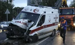 Hastaya yetişmek felakete dönüştü: Mecidiyeköy'de ambulans ve minibüs kazası!