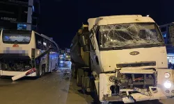 Antalya Serik'te otobüs ve kamyon çarpıştı: 4 yaralı!