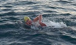 Aysu Türkoğlu'ndan yeni başarı: Cook Boğazı'nı 7 saat 21 dakikada yüzerek geçti!
