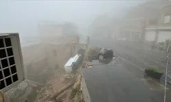 Mardin'de sağanak yağış yolu çökertti, 2 araç hasar gördü