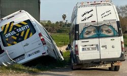 SON DAKİKA...Antalya'da servis ve minibüs çarpıştı: 8 yaralı