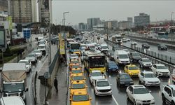 Yağmur İstanbul'da trafiği felç etti!