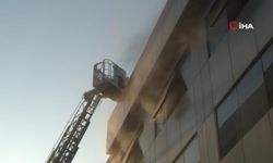 Bayrampaşa'da 3 katlı binanın zemini alevlere teslim oldu: 1 kişi yaralandı, 19 kişi kurtarıldı!