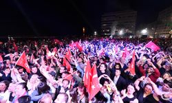 Cemil Tugay, Cumhuriyet Meydanı'nda coşkuyla karşılandı: "Kazandık, İzmir kazandı!"