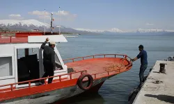 Van Gölü'nde tekneler kıyıya çekildi! Yasak başladı..
