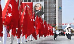 İzmir'de 23 Nisan: Cumhuriyet Meydanı çocukların renkli gösterileriyle doldu, Atatürk'ün armağanı coşkuyla kutlandı!