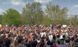 ODTÜ öğrencileri Devrim Sahnesi'ni geri almak için rektörlük önünde eylemde!