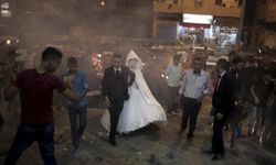 Filistinli çift, savaş ortamında mülteci kampında düğün yaptı