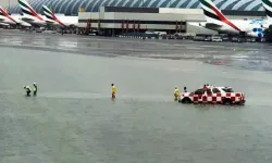 Dubai Havalimanı sular altında! Uçuşlarda iptal ve gecikmeler yaşanıyor!