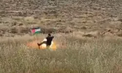 Filistin bayrağını tekmelemek isteyen İsrailli gizlenmiş patlayıcı tuzağına düştü!