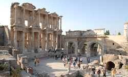 Efes Antik Kenti: Tarihin Işıltılı Mirası