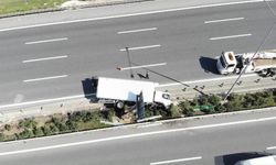 Çekmeköy'de virajı alamayan kamyon devrildi: Sürücü aracın içinde sıkıştı!