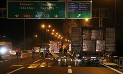 Sakarya'da trafik felç oldu: Elyaf iplik yüklü tır yanarak hurdaya dönüştü!