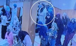 Camide taciz skandalı! Başörtü takıp kadınların arasında namaz kıldı