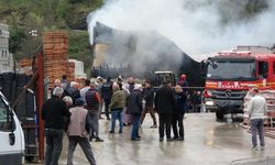 Trabzon'da inşaat malzemelerinin bulunduğu depoda çıkan yangın panik yarattı!