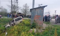 Samsun'da direksiyon hakimiyeti kaybedilen araç su kanalına uçtu: 1'i polis 6 yaralı!