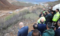 Enerji Bakanı Bayraktar Erzincan'da mahsur kalan maden işçilerinin ailelerini ziyaret etti