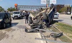 Bursa'da kontrolden çıkan kamyonet köprülü kavşakta takla attı!