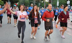 İzmir'de maraton heyecan başladı! 600 atlet İzmir sokaklarında koşuyor