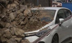 SON DAKİKA...| Üsküdar’da 2 otomobil sitenin duvarının altında kaldı