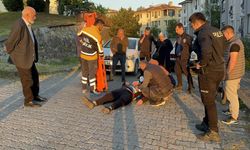 Düzce'de viraj faciası: Motokurye savrularak yaralandı!