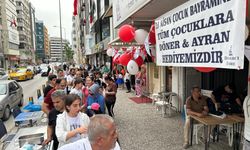 İzmir’de döner ustası Emre Koca, 23 Nisan'da 700 çocuğa ücretsiz döner dağıttı!