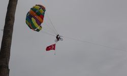 Marmaris'te renkli paraşüt şov! Bisikletle gökyüzünde Türk Bayrağı açtı!