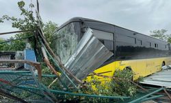 Ümraniye’de İETT otobüsü kaldırıma çıktı: İş yerine daldı