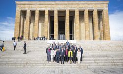 Başkan Cemil Tugay ve İzmir'in İlçe Belediye Başkanları Atamızın Huzuruna Çıktı