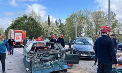 Balıkesir'de iki otomobil çarpıştı: 1 ölü 5 yaralı!