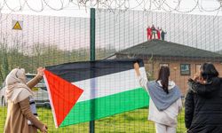 Filistin destekçisi aktivister, tesise balyozla saldırdı