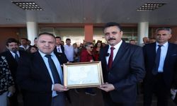 Dikili Belediye Başkanı Adil Kırgöz mazbatasını aldı!