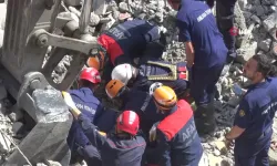 Çankaya'da yıkım sırasında dehşet anları: Bir işçi göçük altında