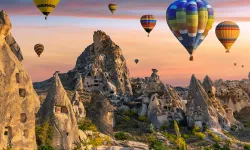 Kapadokya'da bayram coşkusu gökyüzüne yansıdı: Sıcak hava balonları bölgeyi renklendirdi