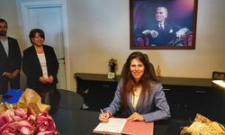 Lal Denizli, Çeşme'nin ilk kadın belediye başkanı olarak göreve hazır
