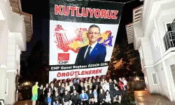 CHP Genel Başkanı Özgür Özel'in komşularından Manisa'da coşkulu kutlama: Dev pankart asıldı