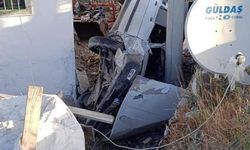 Denizli'de korkunç trafik kazası: Direk ile ev arasında sıkıştı
