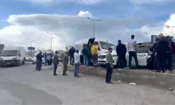 Diyarbakır'da minibüs ve otomobil çarpıştı: 3 yaralı!
