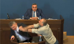 Parlemento esnasında kavga çıktı: Vekiller yumruk yumruğa kavgaya tutuştu!