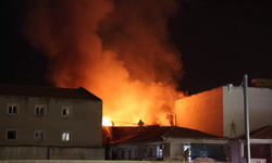 İzmir'de tarihi Kemeraltı Çarşısı'nda yangın çıktı! İtfaiye ekipleri seferber oldu!